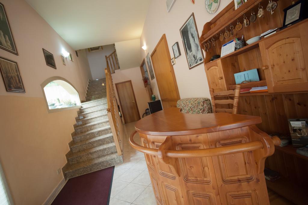 Albergo Magrini Della Genga Genga  Kültér fotó