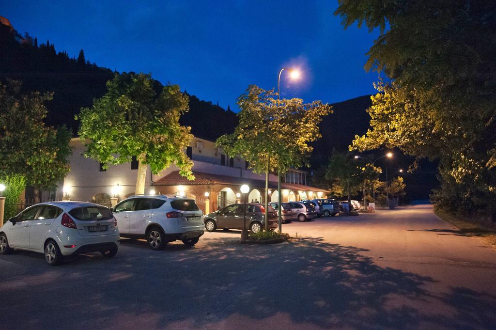 Albergo Magrini Della Genga Genga  Kültér fotó