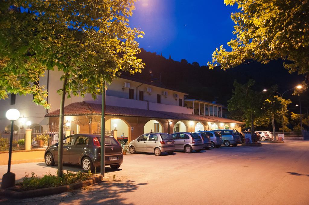 Albergo Magrini Della Genga Genga  Kültér fotó