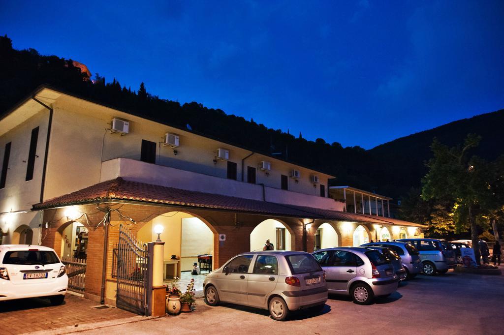 Albergo Magrini Della Genga Genga  Kültér fotó