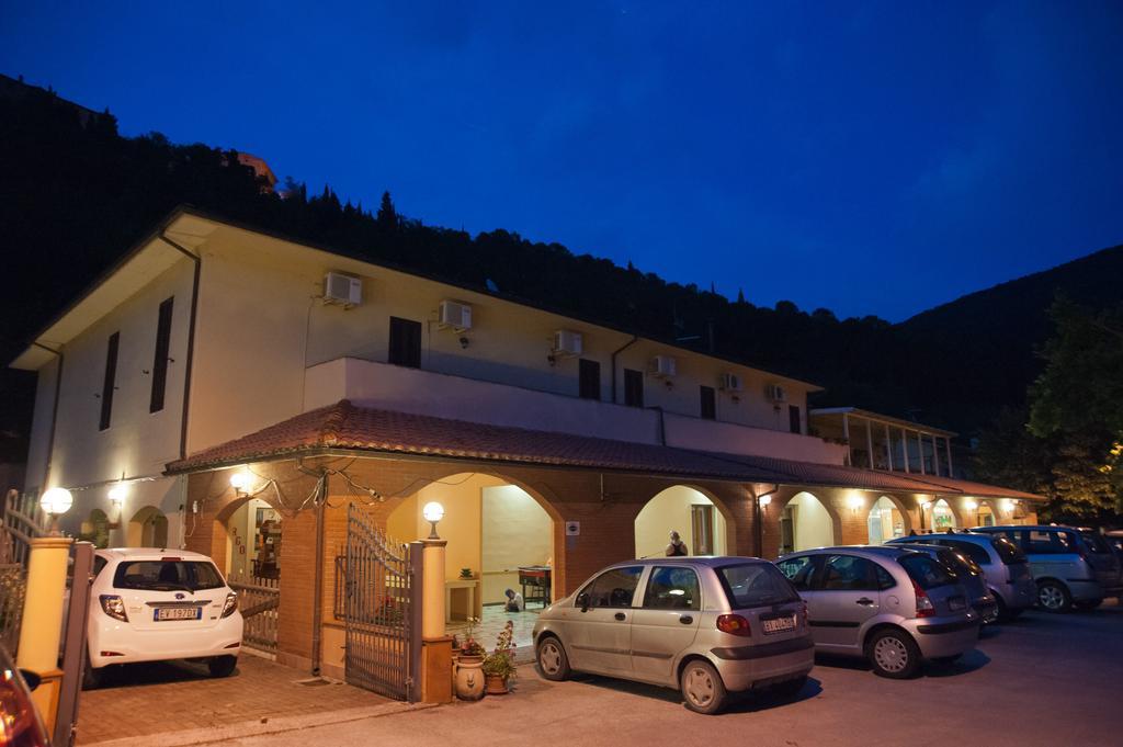 Albergo Magrini Della Genga Genga  Kültér fotó