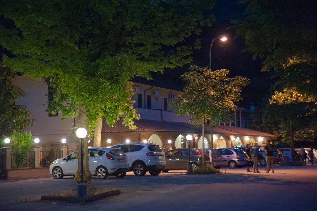 Albergo Magrini Della Genga Genga  Kültér fotó